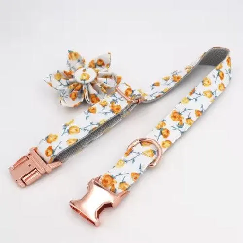 Collier chien gravé motif fleurie avec boucle personnalisée