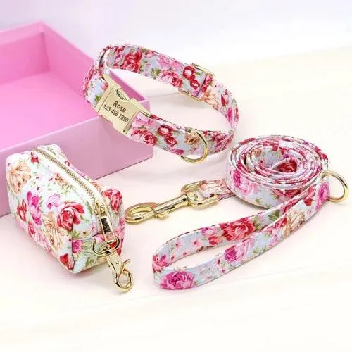 Collier chien gravé motif fleuri avec boucle personnalisée