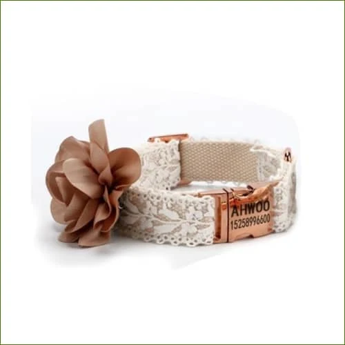 Collier original dentelle et petite fleur