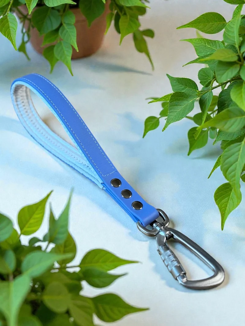 Poignée en BioThane® · Discrète et pratique