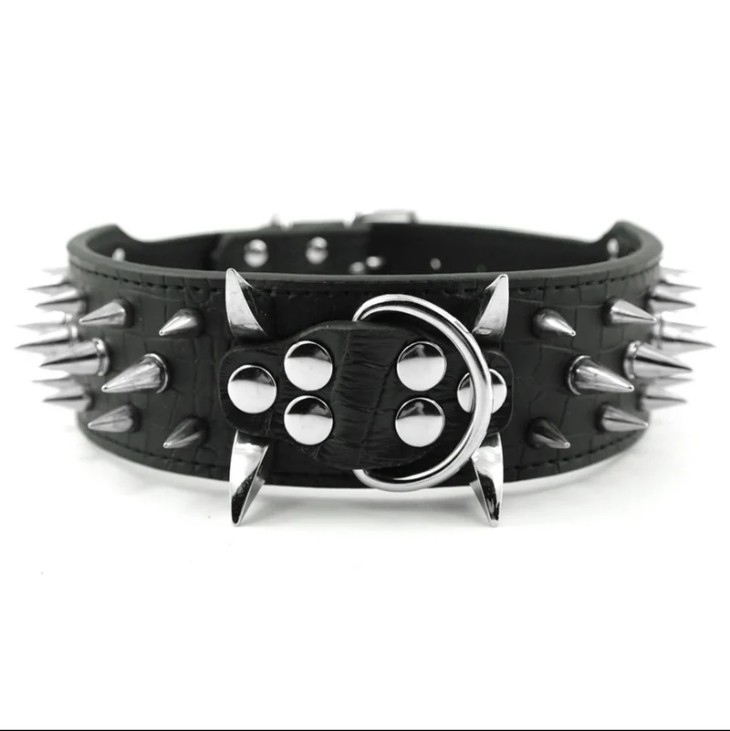 COLLIER CLOUTÉ EN CUIR NOIR