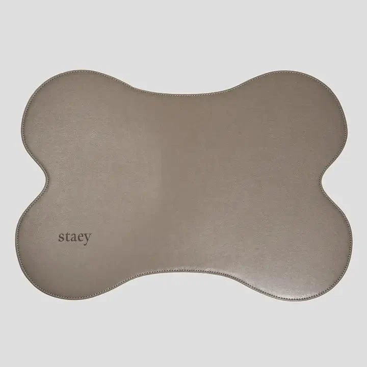 Tapis de gamelle pour chien design Alva Taupe Staey — Style & Propreté 🐾