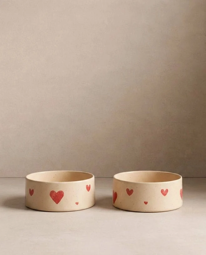 Gamelles pour chien en céramique artisanale Cozy Hearts (lot de 2) — Egg Back Home