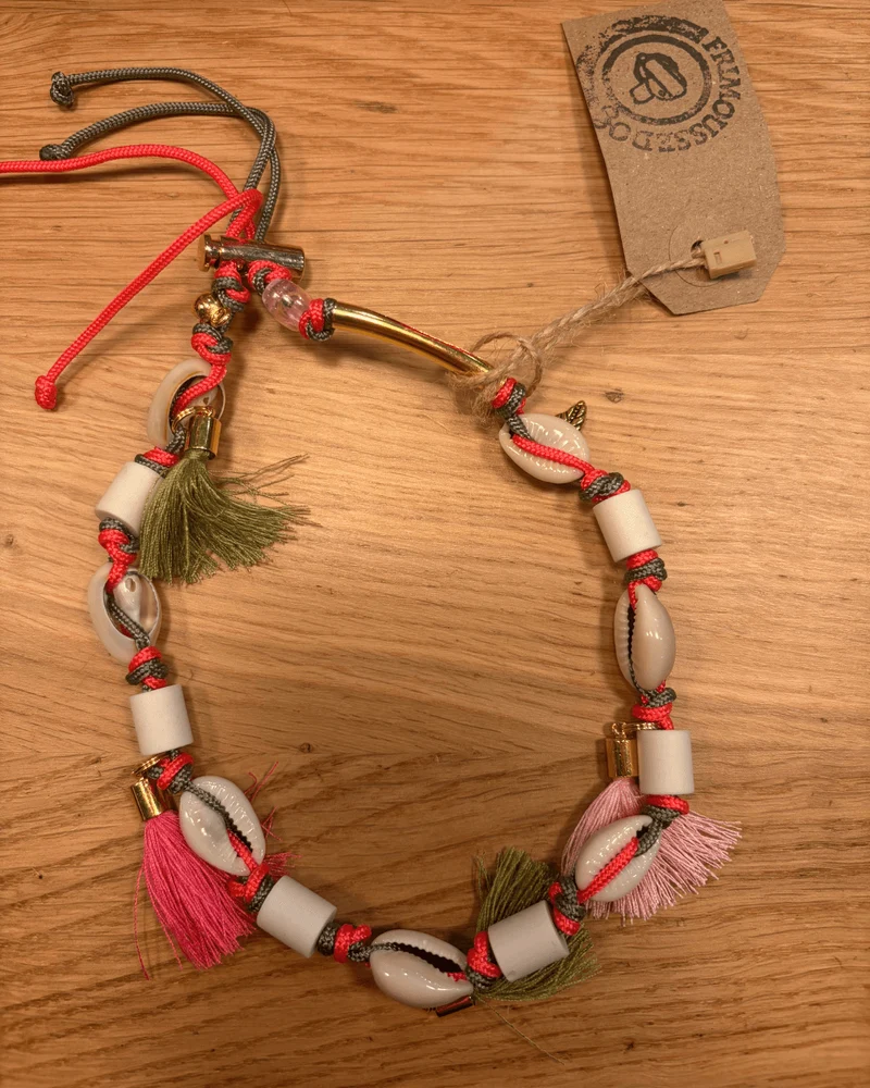 Collier EM chien porte médaille coquillages, bijou bohème (plusieurs coloris)