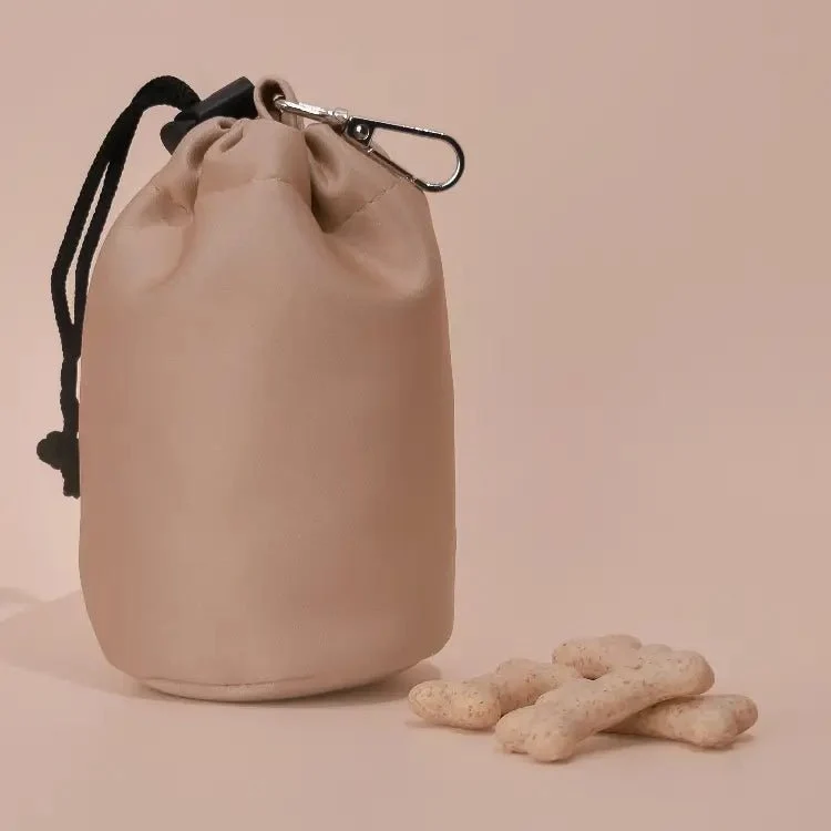 Pochette à friandises pour chien à cordon – Nude chic & pratique